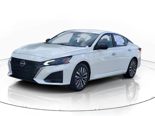 Glacier White 2025 Nissan Altima SV