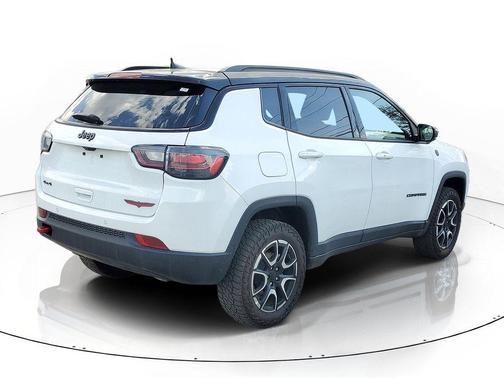 Bright White Clearcoat 2024 Jeep Compass Trailhawk