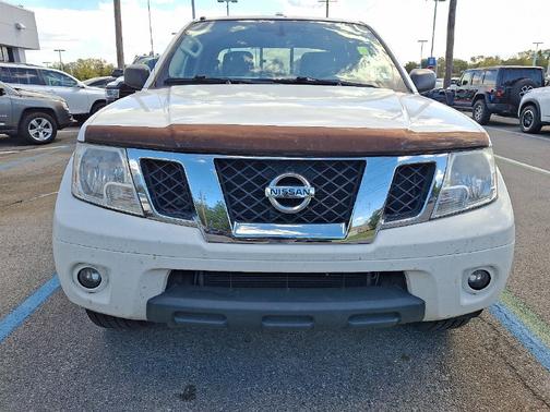 White 2018 Nissan Frontier SV