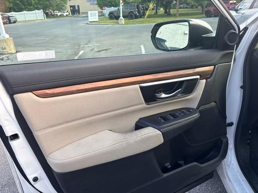White 2018 Honda CR-V EX
