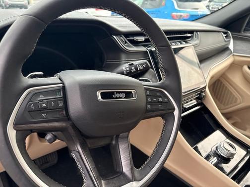 White 2023 Jeep Grand Cherokee Limited