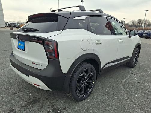 Aspen White TriCoat / Super Black Two-tone 2026 Nissan Kicks SR