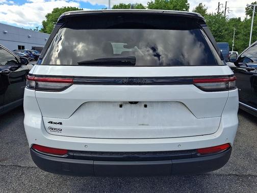 White 2023 Jeep Grand Cherokee Altitude X