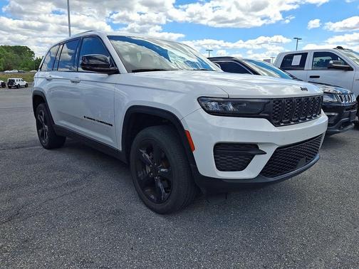 White 2023 Jeep Grand Cherokee Altitude X
