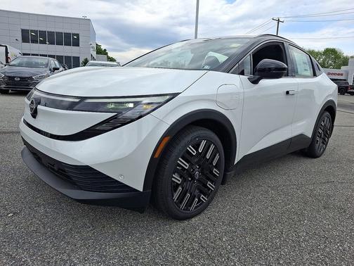 Everest White Pearl TriCoat / Super Black Two-tone 2026 Nissan Leaf Platinum+