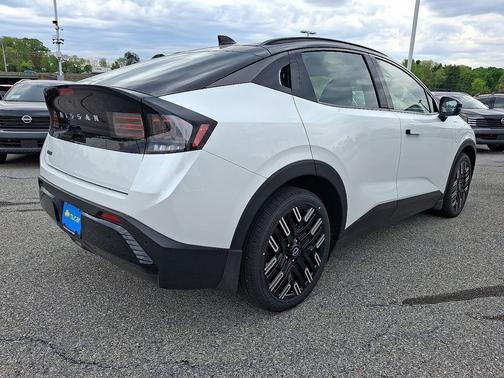 Everest White Pearl TriCoat / Super Black Two-tone 2026 Nissan Leaf Platinum+