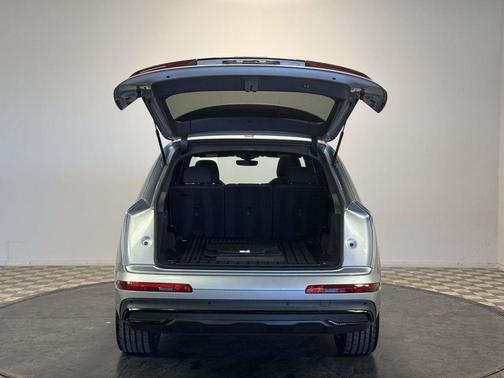 2022 Audi Q7 45 Premium Plus