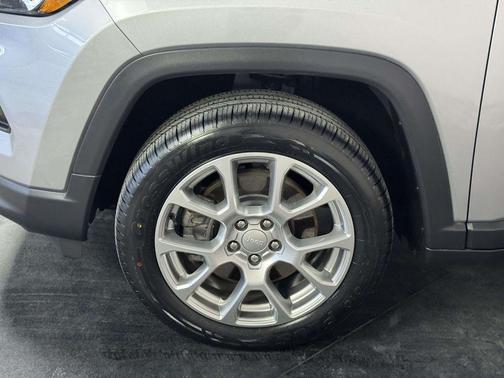 Billet Silver Metallic Clearcoat 2023 Jeep Compass Latitude Lux