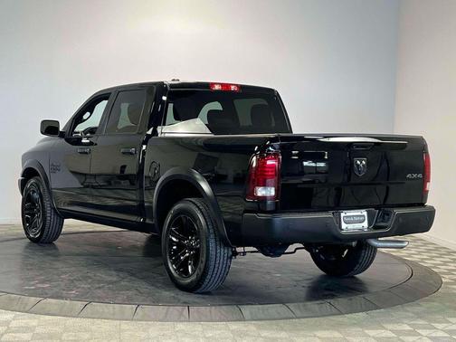 Diamond Black Crystal Pearlcoat 2024 RAM 1500 Classic Warlock