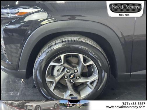 Mosaic Black Metallic 2025 Chevrolet Trax LT