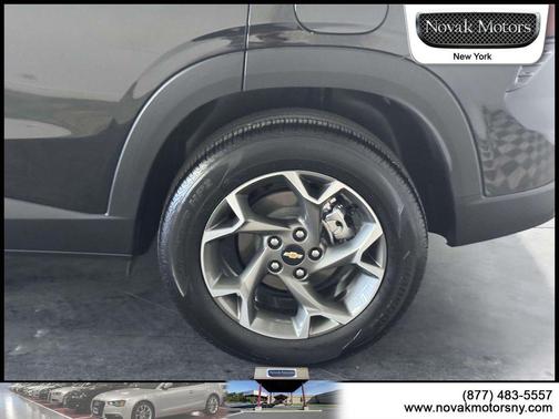 Mosaic Black Metallic 2025 Chevrolet Trax LT