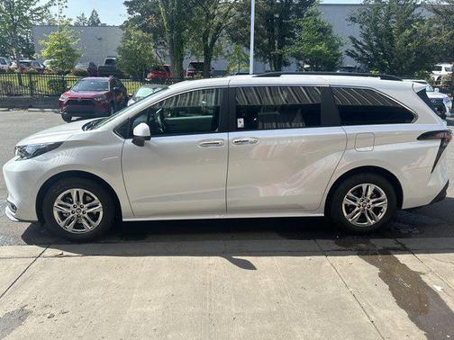2025 Toyota Sienna XLE 7 Passenger