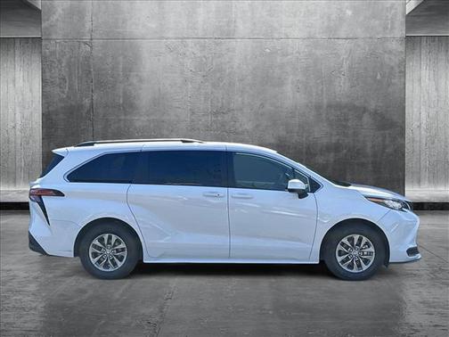 2022 Toyota Sienna LE