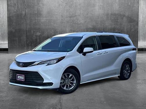2022 Toyota Sienna LE
