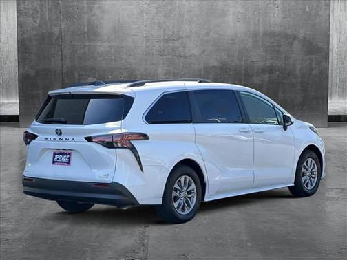 2022 Toyota Sienna LE