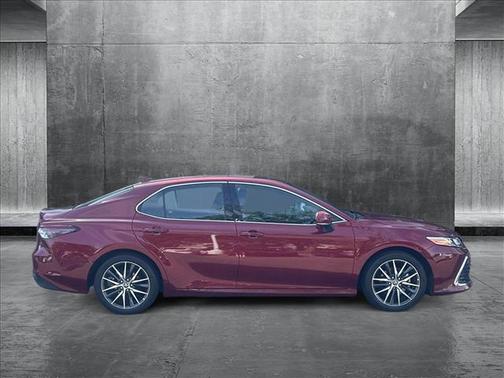 2022 Toyota Camry Hybrid XLE