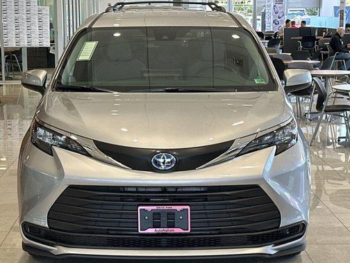2025 Toyota Sienna LE