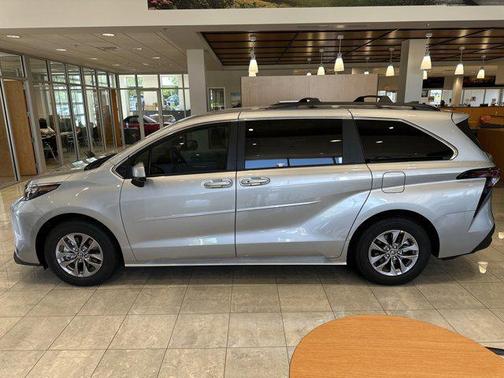 2025 Toyota Sienna LE