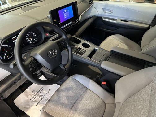 2025 Toyota Sienna LE