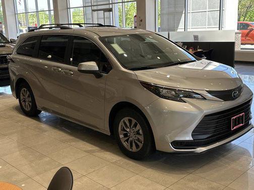 2025 Toyota Sienna LE