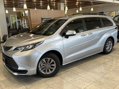2025 Toyota Sienna LE