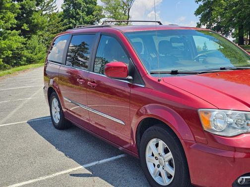 Brilliant Black Crystal Pearlcoat 2012 Chrysler Town & Country Touring