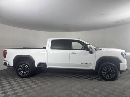 Summit White 2022 GMC Sierra 2500 AT4