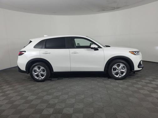 Platinum White Pearl 2024 Honda HR-V LX