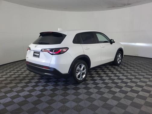 Platinum White Pearl 2024 Honda HR-V LX