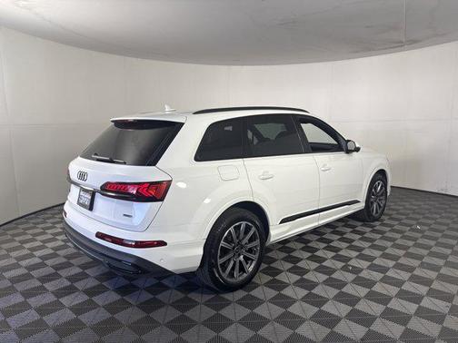 2023 Audi Q7 45 Premium Plus