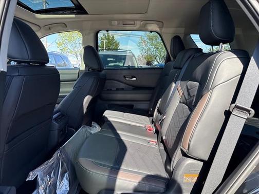 2025 Nissan Pathfinder Platinum 4WD