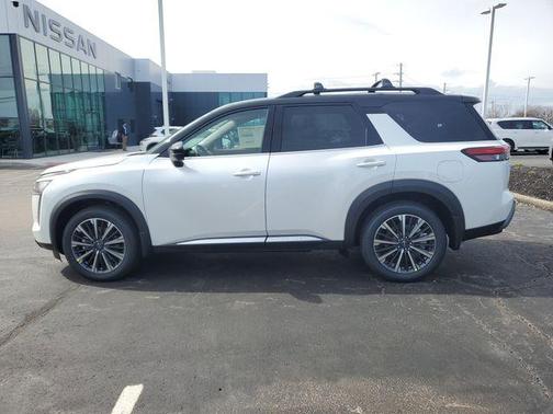 Everest White Pearl Tricoat/Super Black 2026 Nissan Pathfinder Platinum
