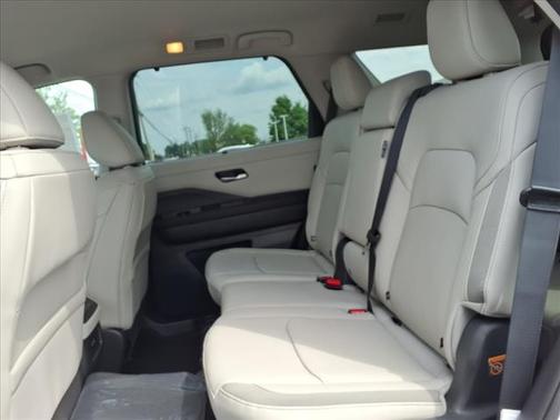 2025 Nissan Pathfinder SL 4WD