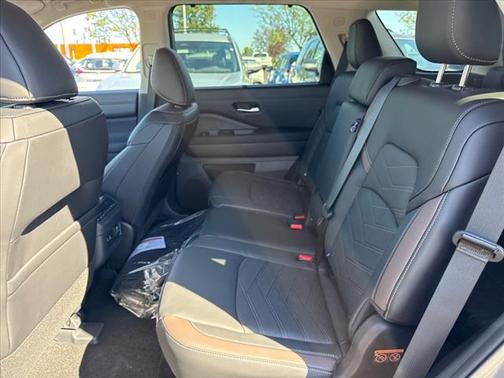 2025 Nissan Pathfinder Platinum 4WD