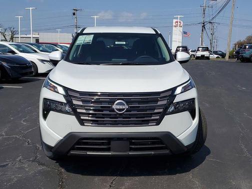 Everest White Pearl Tricoat 2026 Nissan Rogue SV