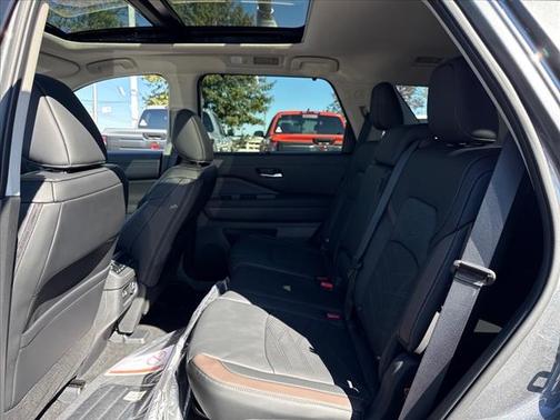 2025 Nissan Pathfinder Platinum FWD