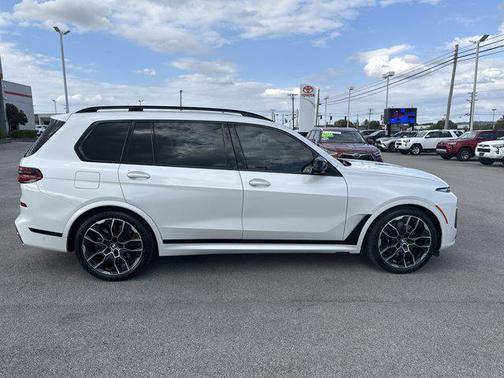 2023 BMW X7 M60i
