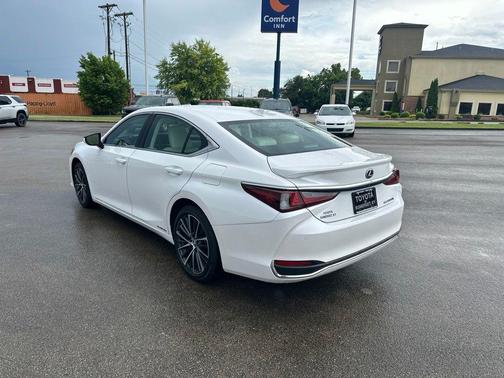 Eminent White Pearl 2022 Lexus ES 300h Base