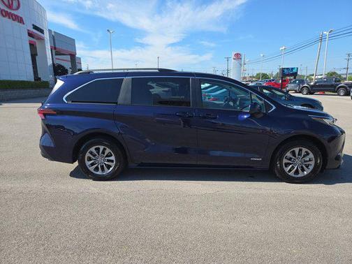 2021 Toyota Sienna LE