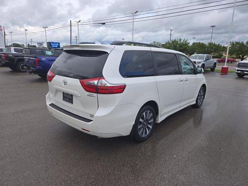 2020 Toyota Sienna XLE