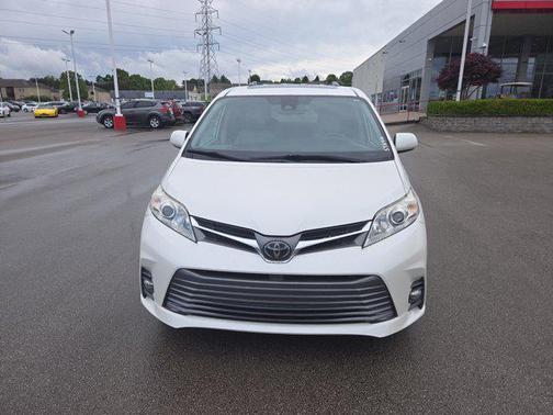 2020 Toyota Sienna XLE