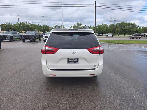 2020 Toyota Sienna XLE