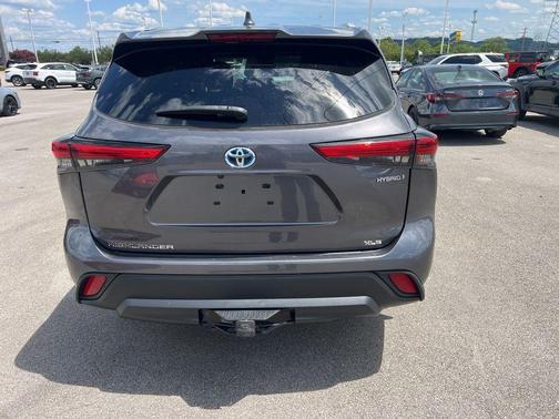 Magnetic Gray Metallic 2023 Toyota Highlander Hybrid XLE