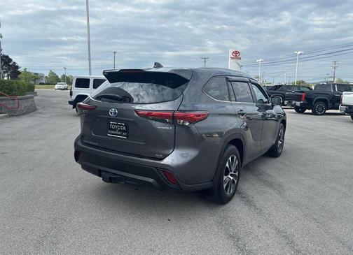 Magnetic Gray Metallic 2023 Toyota Highlander Hybrid XLE