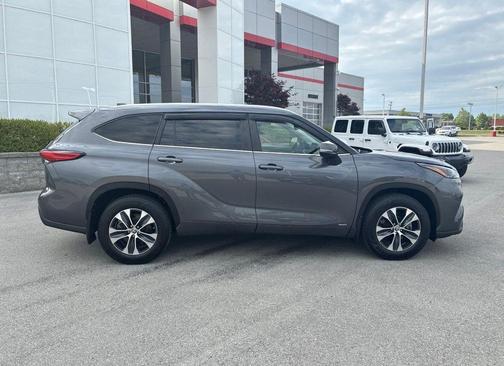 Magnetic Gray Metallic 2023 Toyota Highlander Hybrid XLE
