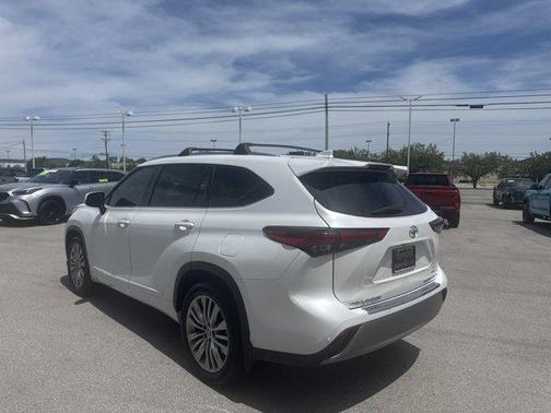 Wind Chill Pearl 2022 Toyota Highlander Platinum