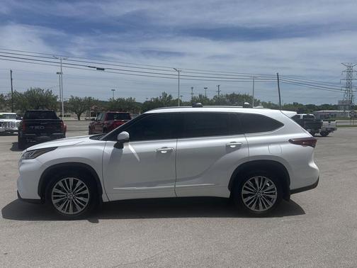 Wind Chill Pearl 2022 Toyota Highlander Platinum