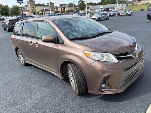 Toasted Walnut Pearl 2020 Toyota Sienna XLE
