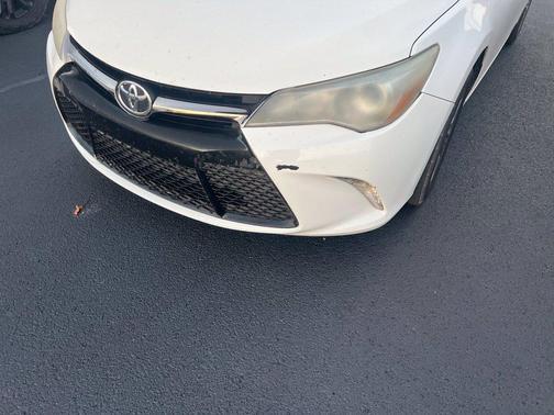 Super White 2015 Toyota Camry SE