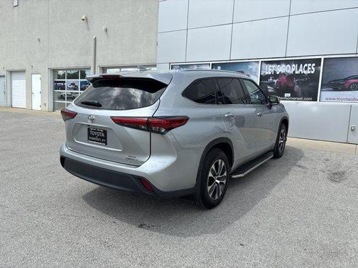 Celestial Silver Metallic 2021 Toyota Highlander XLE